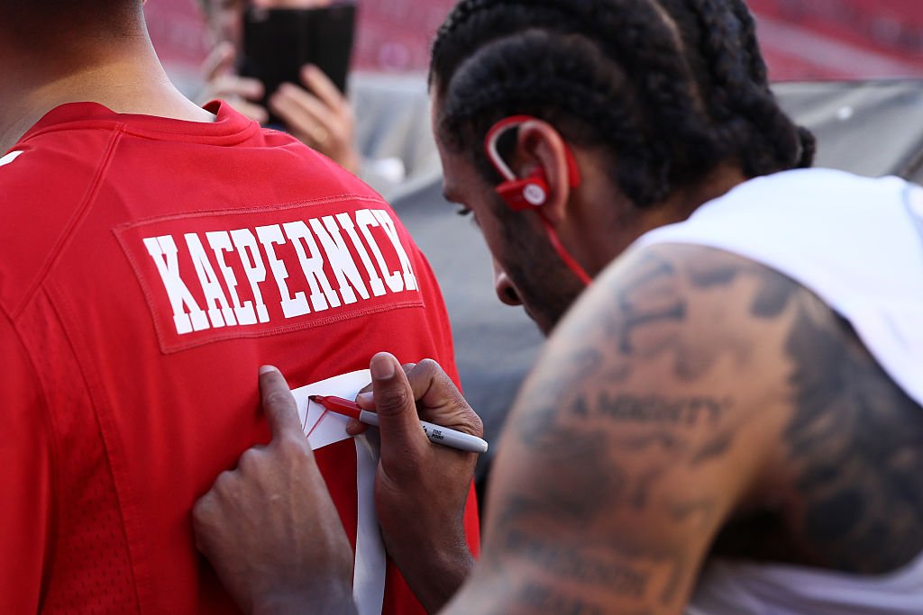 sportsphotos's tweet image. #49ers Colin Kaepernick signing autographs.  (Getty) NFL week 1 📷 : bit.ly/2c2nKRj