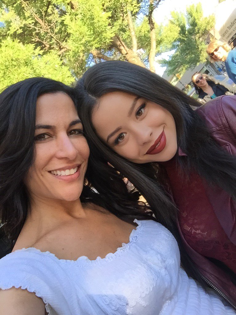 VanessaParise's tweet photo. #Lovethisgirl #megatalent #showmeyourgorgeous @cierraramirez #drinkslaylove @JustSingerEnt @sepiafilms @lifetimetv https://t.co/67eKBNJe0A