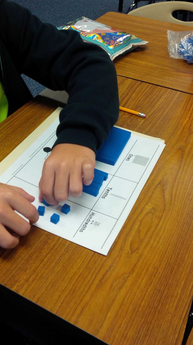 falcon_smith156's tweet photo. Modeling decimals with base ten blocks! #decimalplacevalue #mathfun @StoryFalcons https://t.co/MPno196DRQ