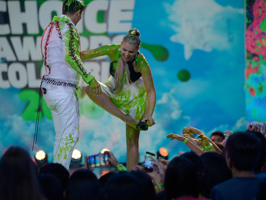 NickelodeonLA's tweet photo. Too cool!! @Isacastillo7 y @PipeBueno a PURO SLIME!! #KCAColombia2016 https://t.co/OhRcQtMmib