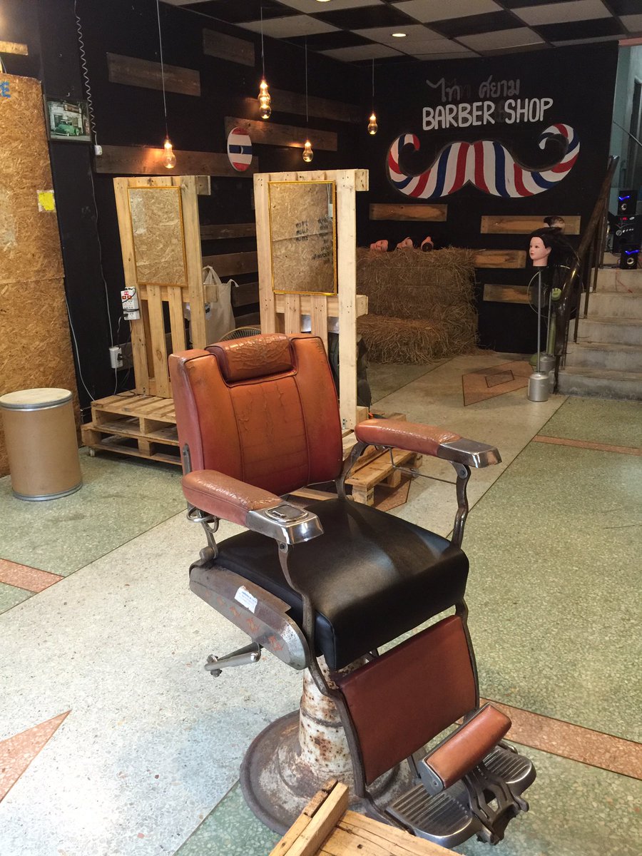 GoldJacket's tweet photo. Barber shop #work #job https://t.co/17YjizQBBp