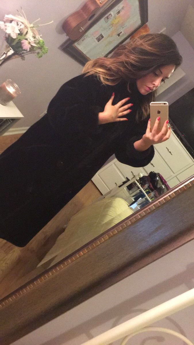 Kaylush's tweet photo. just bought this fur coat at goodwill for $10 and been talking to people like peasants all day https://t.co/pWyKY7Y8s8