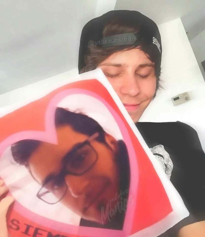 Maralol19's tweet photo. Necesito Rubelangel!!
Y el CMF le da vida al rubelangel!!
#CMFEnPeru https://t.co/KvnBUYglPi