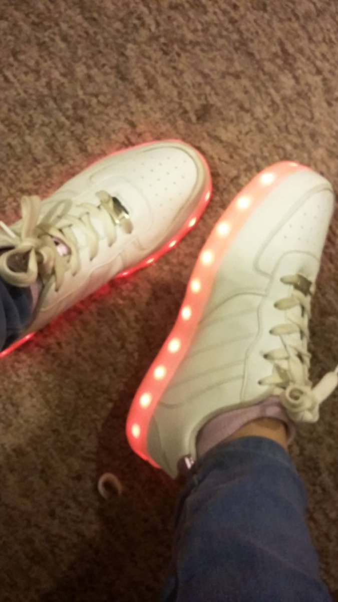 MatildeTorres19's tweet photo. Zapatillas led !!😍😍 https://t.co/GLfkwmblQ5