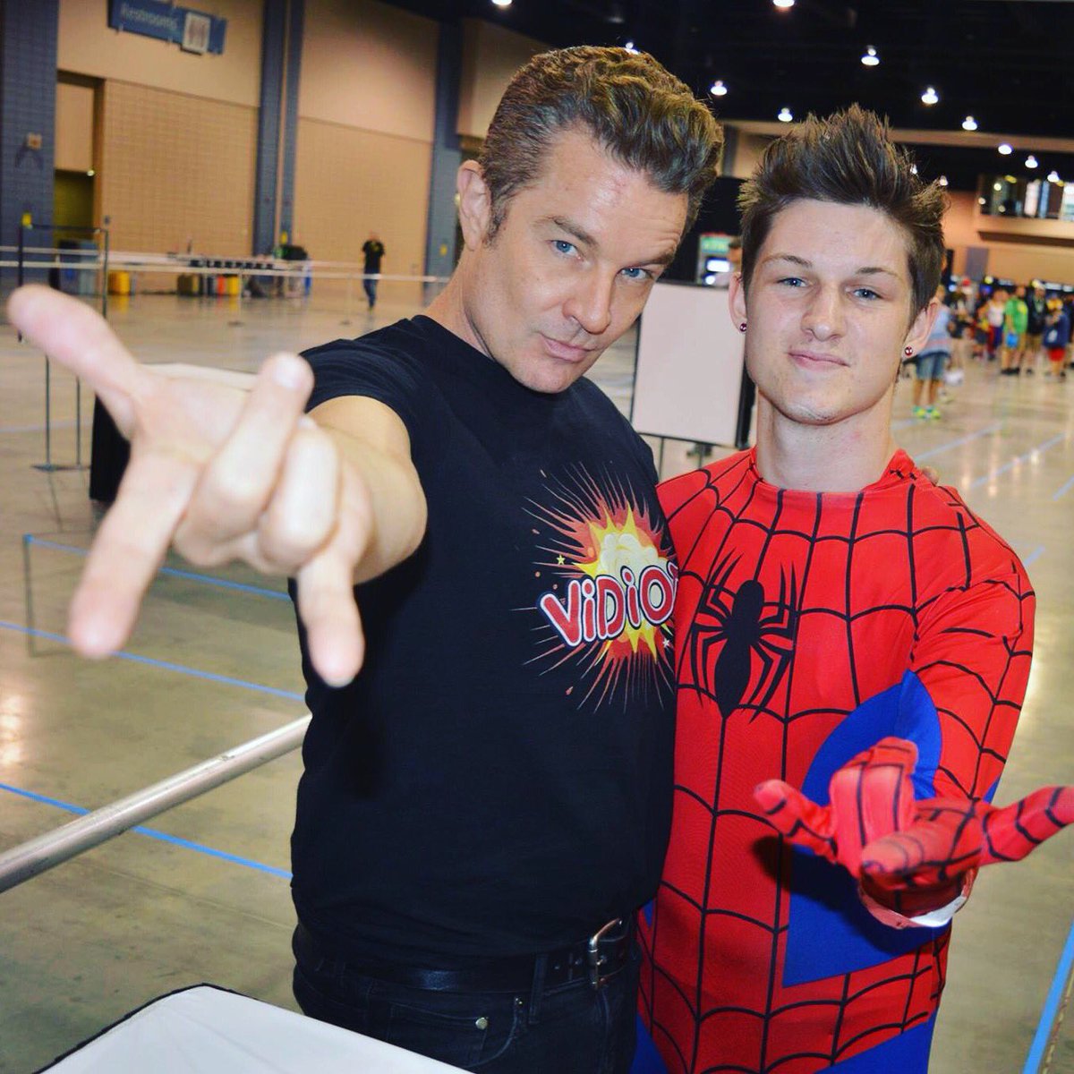 RichieTweetsHa's tweet photo. "Damn, this hurts my hand.." Spike from Buffy the Vampire Slayer #WizardWorldRichmond https://t.co/SK3OdAx0tD