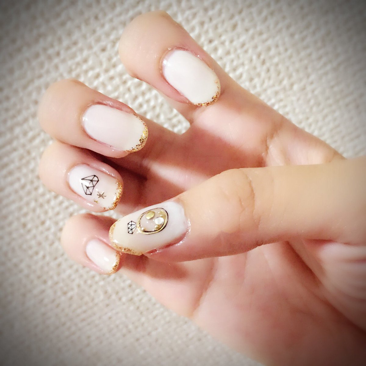 大地葉 たいち よう ハンドネイルも塗り直したよ 乳白色のベースコートで塗った爪を金で上だけ縁取って ネイル シール貼って 指輪の形のネイルシールの真ん中にスタッズとブリオンとストーンを入れてみました シンプルで服を選ばない たいちょ