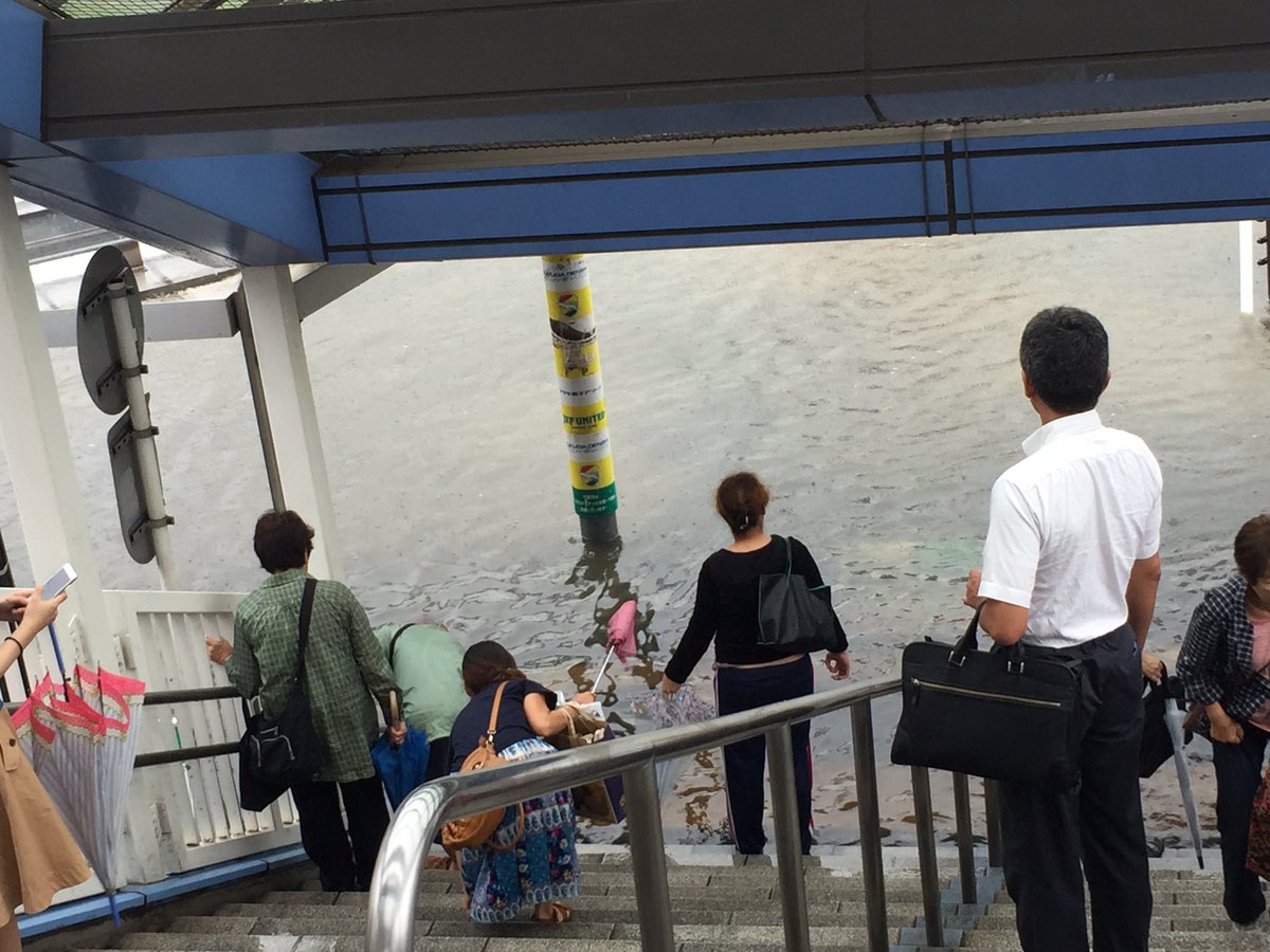 千葉の蘇我駅が雨で水没 軽く泳がないとバス停に行けないトライアスロン状態に Togetter 千葉の蘇我駅が雨で水没 軽く泳がないとバス停に行けないトライアスロン状態に Togetter