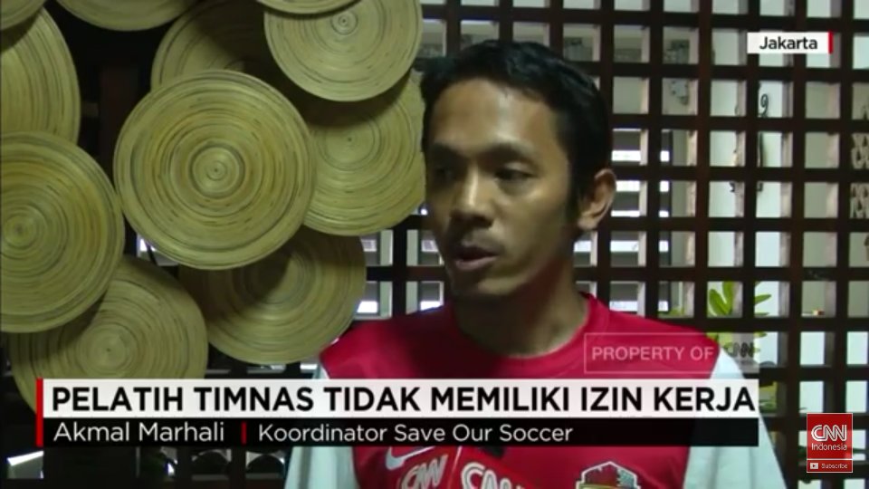 #SOS Dapat kabar dari pihak imigrasi. Hari ini lagi sibuk karena banyak pemain bola yg ngurus KITAS. <a href="/CNNIndonesia/">CNN Indonesia</a>