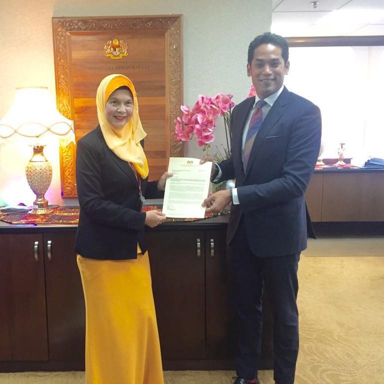 reginalah's tweet photo. .@Khairykj submits notice to table motion to honour our Malaysian Olympians and Paralympians in Parliament. 🇲🇾 https://t.co/mKJ1TPI5Zu