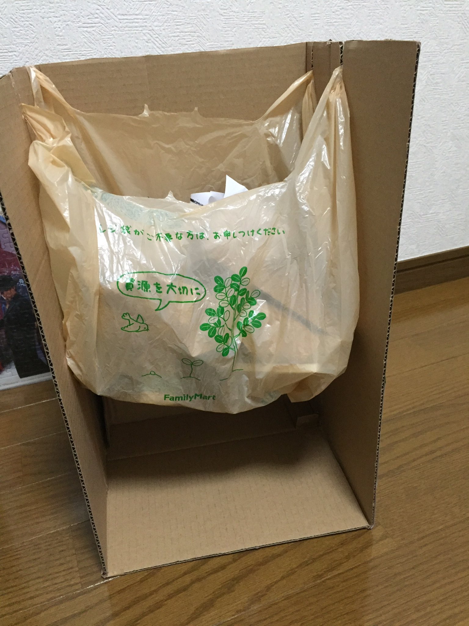 ぷりはな Sur Twitter 段ボールでゴミ箱作ったよ ゴミ箱は別に箱じゃなくてもいいじゃないか と思って後ろはなんもないよ モロ見えだよ D このゴミ箱で女子力アップじゃ ゴミ箱 手作り 猫 雑 T Co 2unpba5nxc Twitter