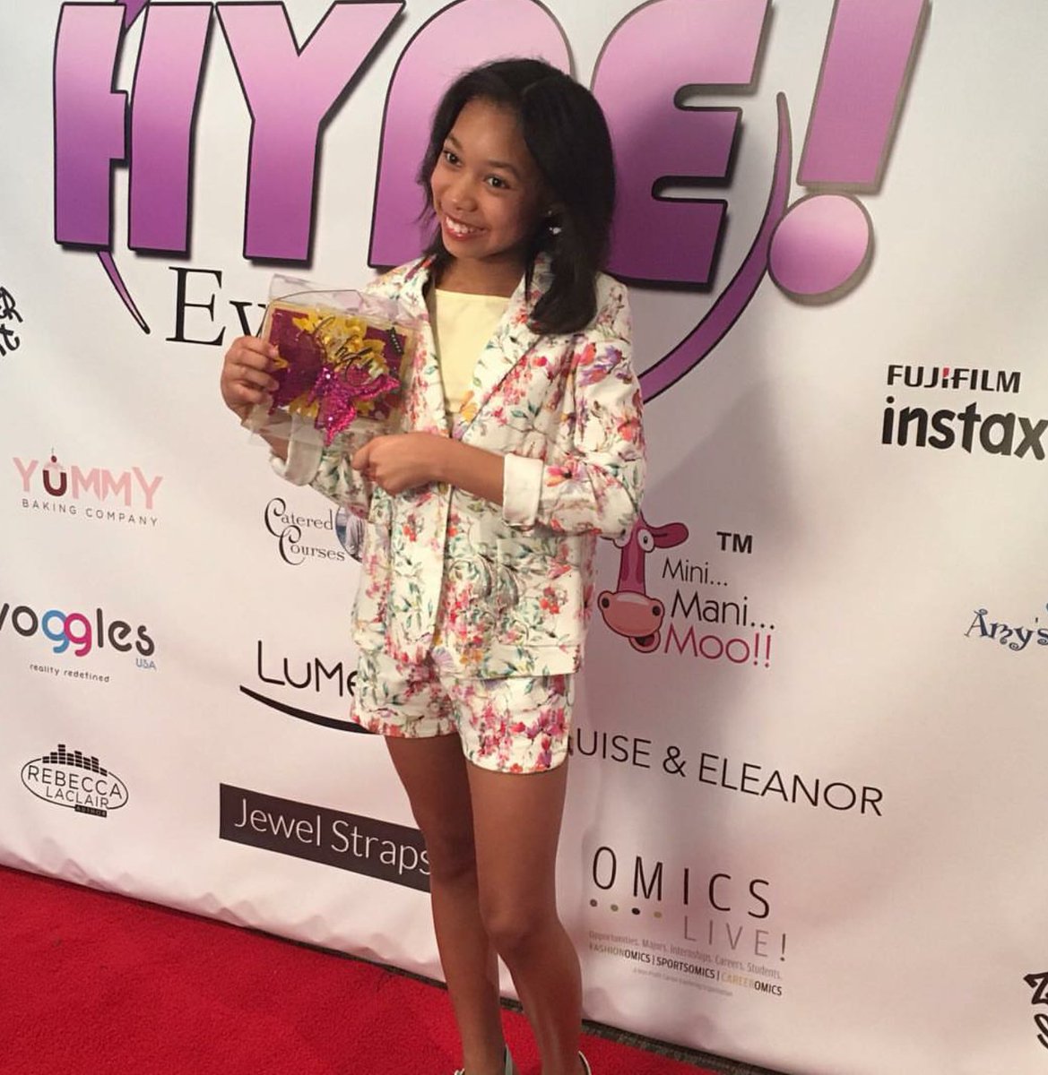 hypeeventsla's tweet photo. @AmysSocialb makes beautiful greeting cards @kyladrewatla loves hers! It even matches her cute outfit! #hypeeventsla https://t.co/FnaX14ndUP
