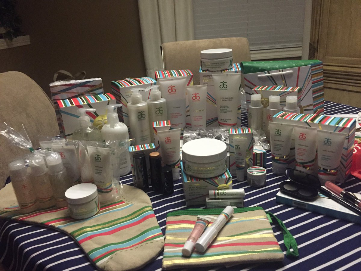 Paola_Flores79's tweet photo. #hello10years @Arbonne_Canada. IWIA holiday collection https://t.co/aUFxNoM2hX