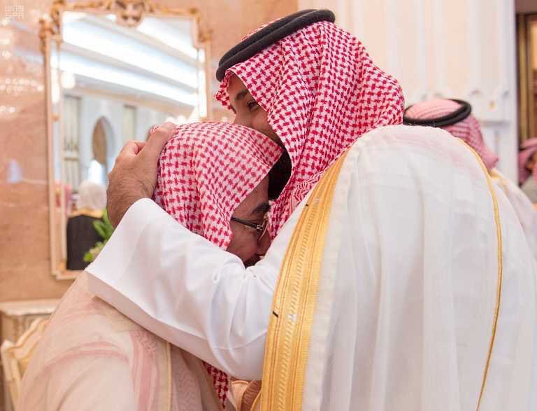 حين تجد ولي عهد يقبل رأس عالِم دين

فاعلم أن الدولة #السعودية على خير وبركة

اللهم متع المملكة بالأمن والأمان