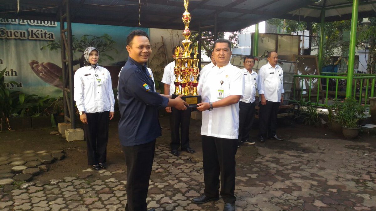 sir_teano's tweet photo. hatur nuhun pa camat lengkong @tebedee atas supportnya, to @ridwankamil bangga pny camat anu support ka pemuda.... https://t.co/MyGE8g7GuG
