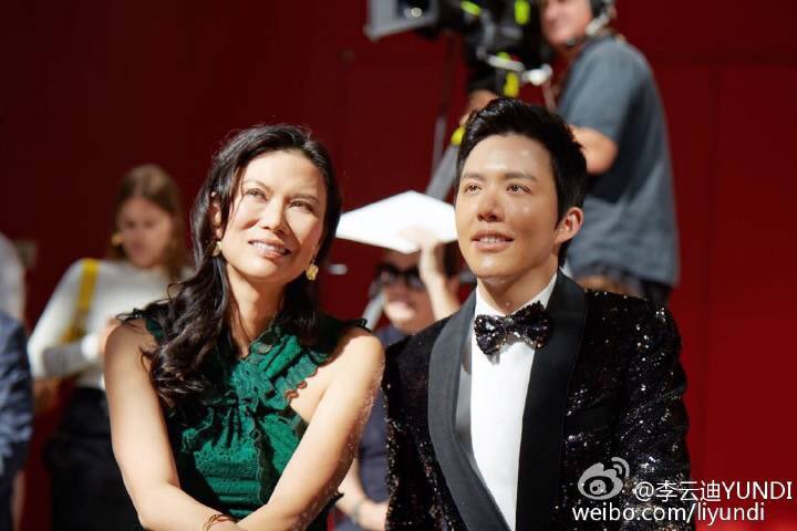 YundiMusic's tweet photo. With Wendi Deng and Anna Wintour #oscardelarenta #NewYorkFashionWeek https://t.co/zN8iRRMeud