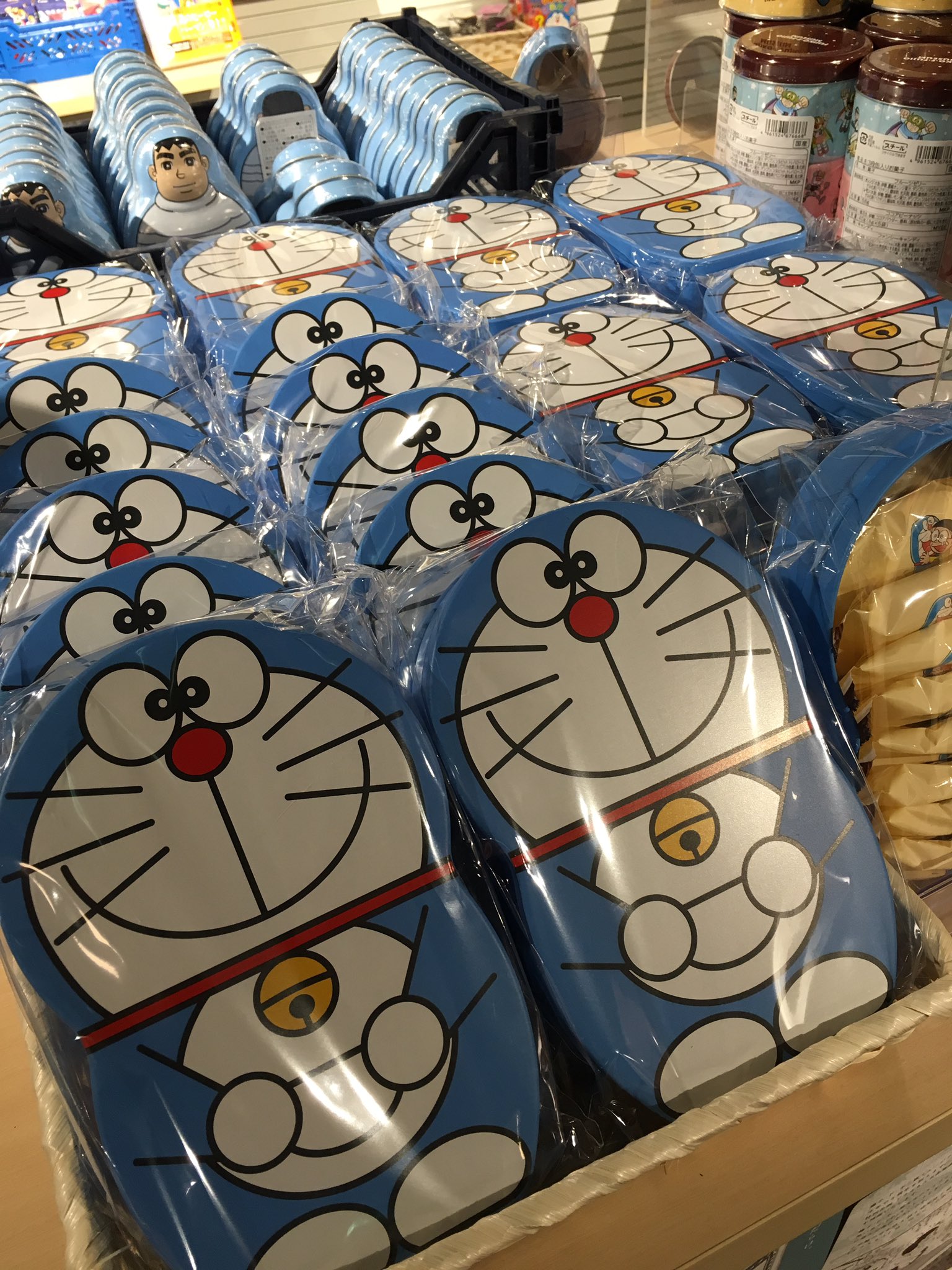 Hmv Books Shibuya 님의 트위터 藤子 F 不二雄ミュージアムショップ限定グッズ販売中 1番人気は ウソ800缶入りクッキー そして ドラえもん第1巻 も売れています その他 ぬいぐるみや文房具 マグカップやお皿まで販売していますよ T Co