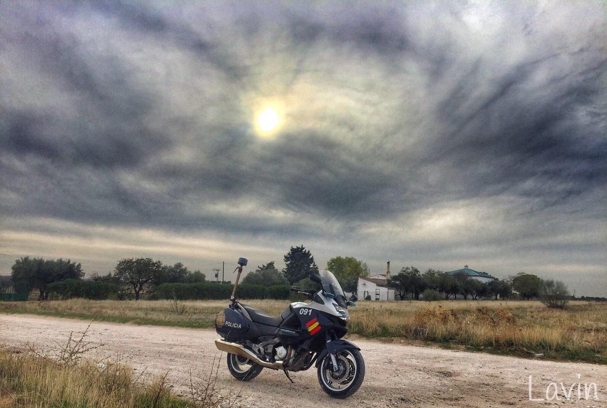 policia's tweet photo. Saca la chaqueta, el paraguas y la paciencia... si vas a conducir. Media #España con tormentas y frío #FelizMartes 😐 https://t.co/RcEJ4X2S96
