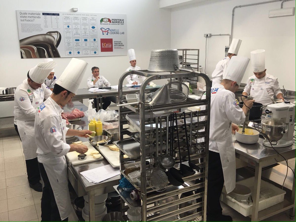 NicNazionale's tweet photo. Allenamento #OlimpiadiDiCucina team Jr #NIC | ore 8, @IstitutoEccelsa - iniziata preparazione del menù olimpionico 👍 https://t.co/RyeIJjKYs1