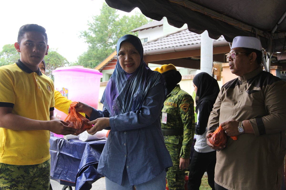Aidil Adha 2016. Daging korban diagihkan kpd semua warga Rela yang hadir semalam. <a href="/FriendsOfKDN/">Friends of KDN</a> TQ  @Zahid_Hamidi