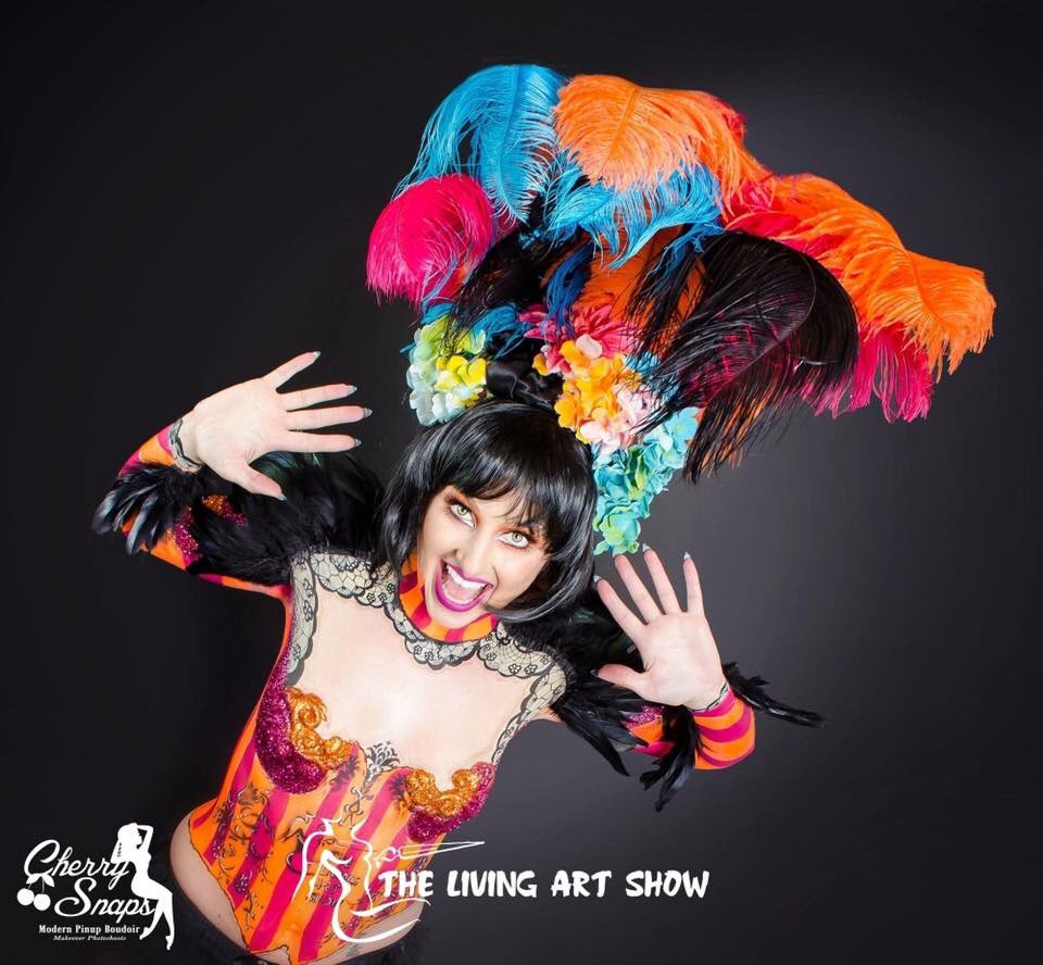 MillettVerity's tweet photo. #livingartshow, artist @FolliesFace, photo shoot for the @MauiWauiEvents Xvx https://t.co/YeuA7v6gmC