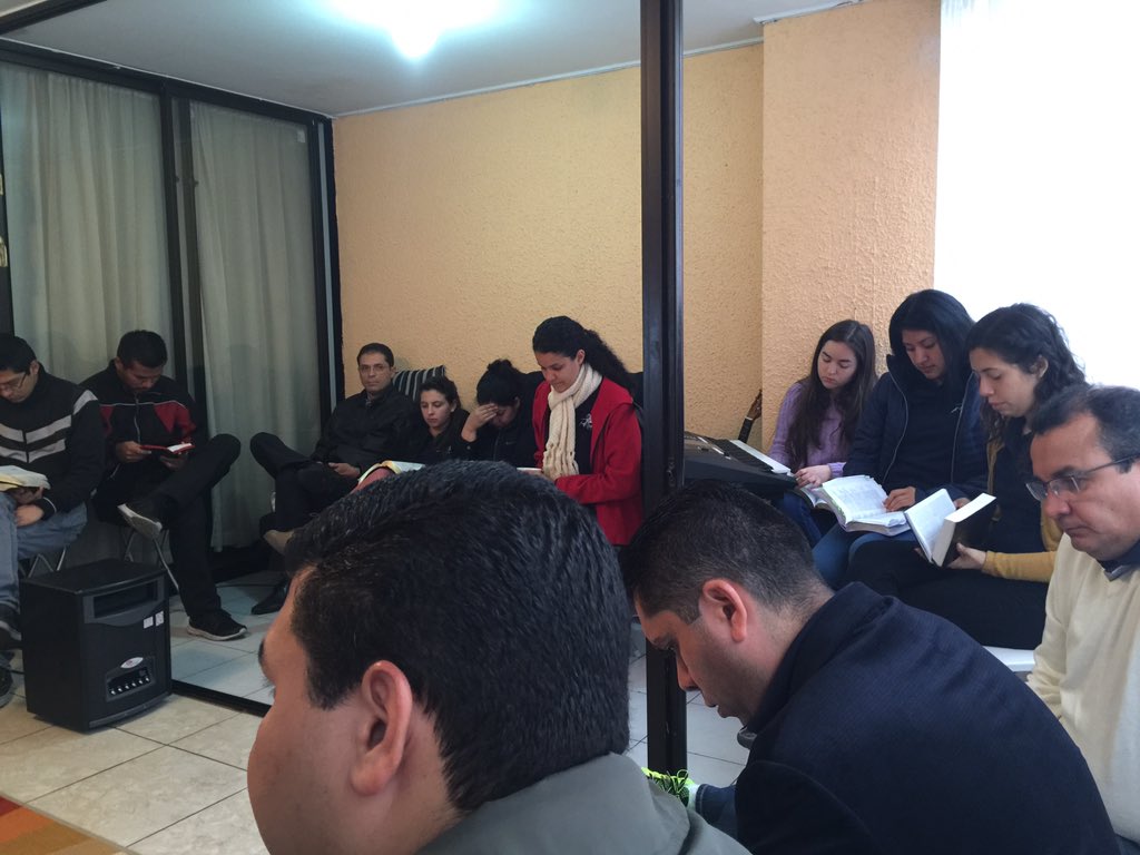 Líderes UNeB en devocional OYIM Santiago Chile.  <a href="/ministeriojoven/">Ministerio Joven Chile</a> <a href="/stanleyarco/">Stanley Arco</a> <a href="/prertonkohler/">Erton C Köhler</a> @prccampitelli