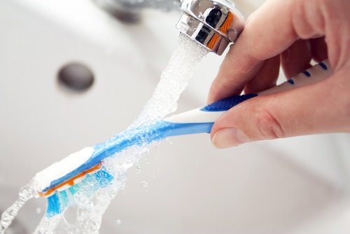 PDVDental's tweet photo. Cuidado del #CepilloDental Asegúrate de eliminar toda la pasta dental y las partículas de comida que puedan quedar https://t.co/LSJmeJo7WU