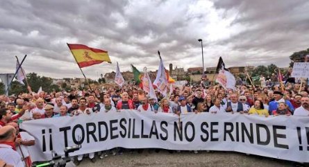 respetocanas's tweet photo. ¡¡NO A LOS LIBROS!! ¡¡NO A LOS LIBROS!! ¡¡NO A LOS LIBROS!!
#Tordesillas no se rinde. ¡No más bibliotecas! https://t.co/e2sQcFq8Lc
