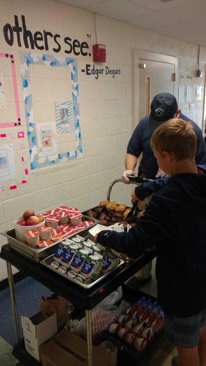 ChefSam88's tweet photo. #breakfastcart Fueling kids to help fuel their minds! Start the day right! @Lunch4KidsRSU14 #schoolmeals4success https://t.co/uHXcwSUdy8