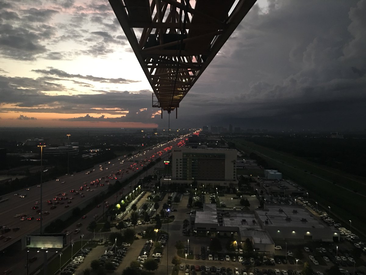 rodryanshow's tweet photo. "There's a storm coming from the south east interrupting a great sunrise!" Thanks Listener Chuck #HoustonSunrise https://t.co/PdWmFAEQSt