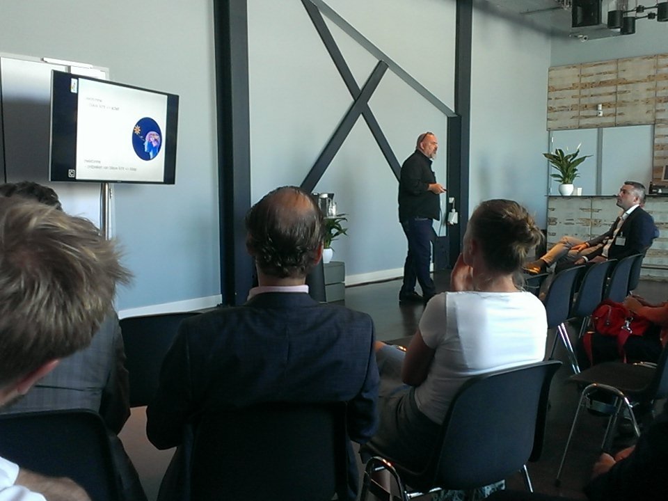 Wij kwamen in fel licht binnen, en binnen leerden we veel over mooi licht, o.a. van <a href="/larscourage/">lars courage</a>  ons gaat licht op