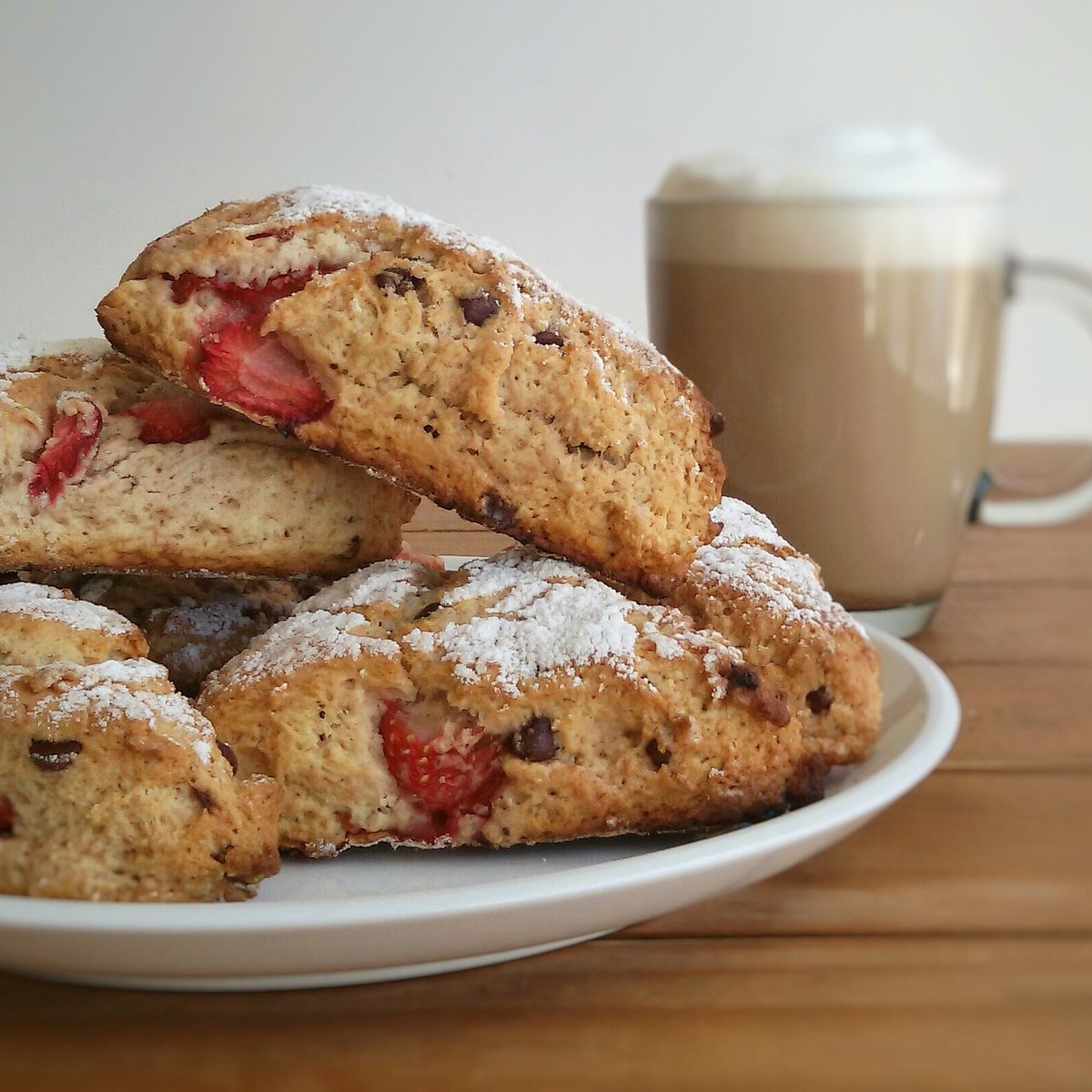 ElGordoCocina's tweet photo. ¡Scons de frutillas y chispas de chocolate para el desayuno de hoy! La receta en https://t.co/DKtDtVeJKe https://t.co/WNrsiT2NAq