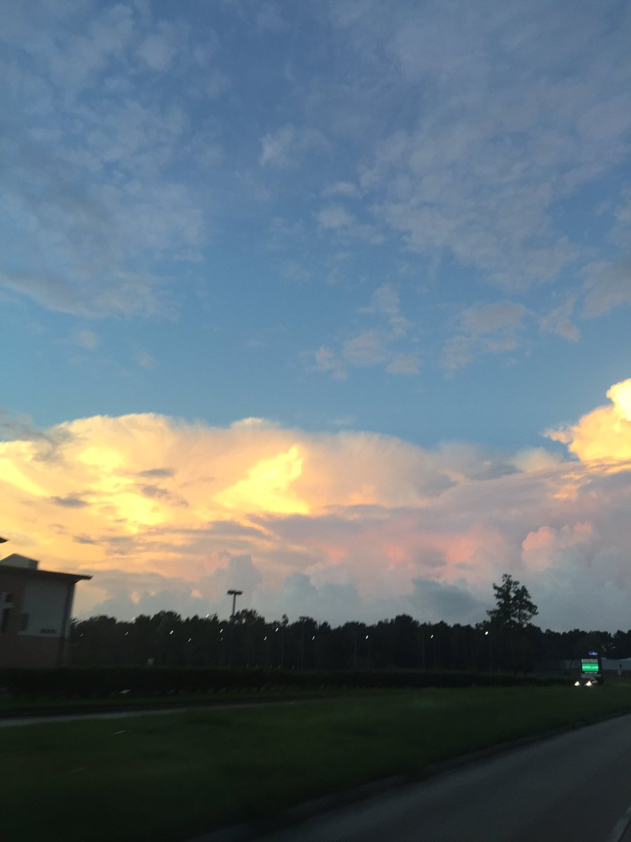 txhildey's tweet photo. @rodryanshow #HoustonSunrise https://t.co/aSxLMPiOqn