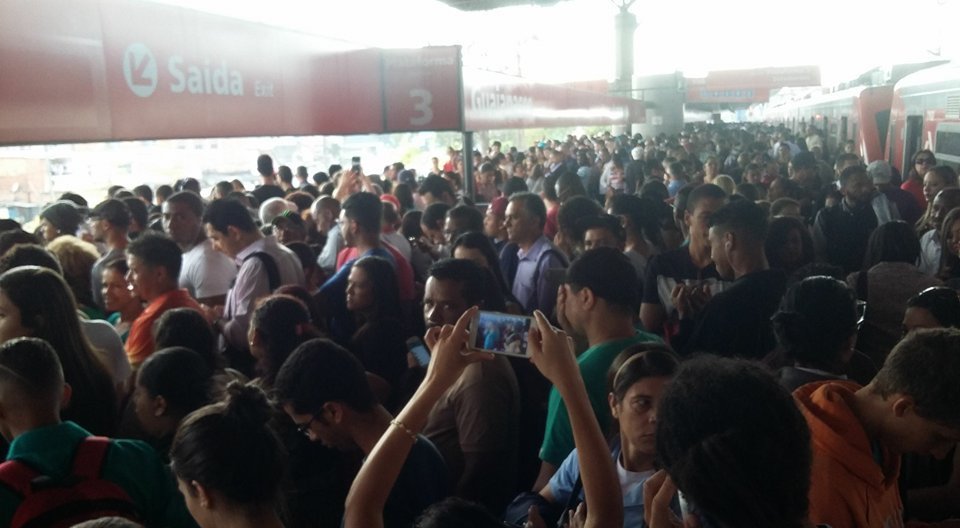 Plataforma da Estação Guaianases da Linha 11-Coral. Imagem enviada pelo Luiz Henrique.