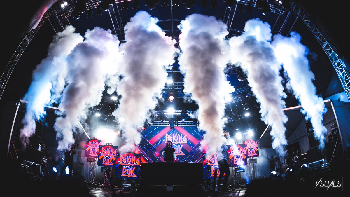 _vsuals's tweet photo. @pekingduk last weekend at @MMVAFestival. https://t.co/roOGOlsqA4