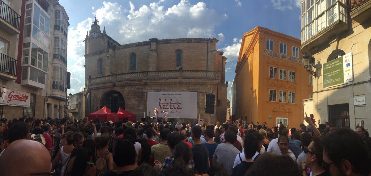elmundodetulsa's tweet photo. Crónica Festival @ebrovision 2016 por Laura Perez Carasa  @chickenmeat
para @elmundodetulsa https://t.co/2BK6V0xhq1 https://t.co/552tjVu9ud