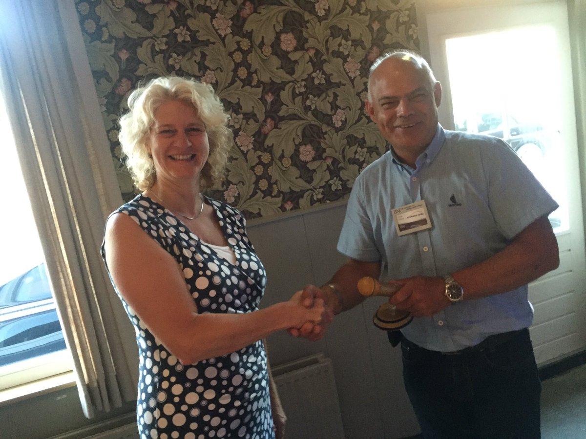Gouden microfoon voor <a href="/IngevdBorght/">Inge Van der Borght</a>, beste pitch deze ochtend.