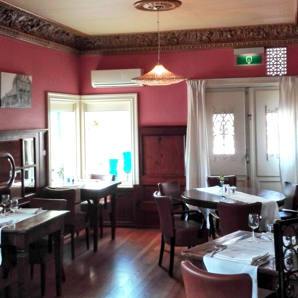 Wonderwirelamps's tweet photo. Bij De Burg Gastvrij in Noord-Scharwoude hangt de eerste van vijf koperkleurige UFO's in het à la carte restaurant. https://t.co/KjOnWCzbcV