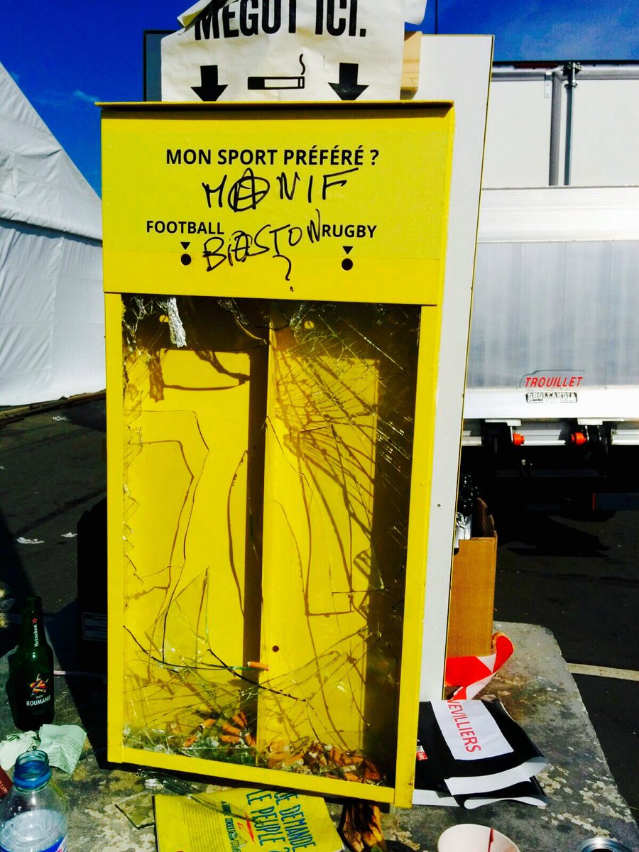 phenixfr's tweet photo. [#InstantVérité] - Nos "boîtes à clopes" ont pris un peu cher à la #FetedelHuma ... 😱🤕🚬🚬🆘☠🚭 
#eventprofs #FDH16 https://t.co/GdLPYQbclH