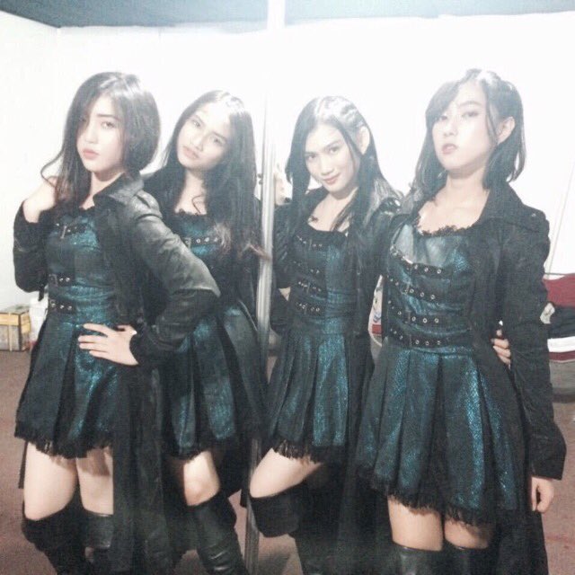 Irakurn92730575's tweet photo. Nanti di #TnMkuy ada #DhikeJKT48LastShow  ... Sukses buat Dhike jangan Lupain tim J dan jkt48 ya @dhikeJKT48 https://t.co/4nLqq8FEak