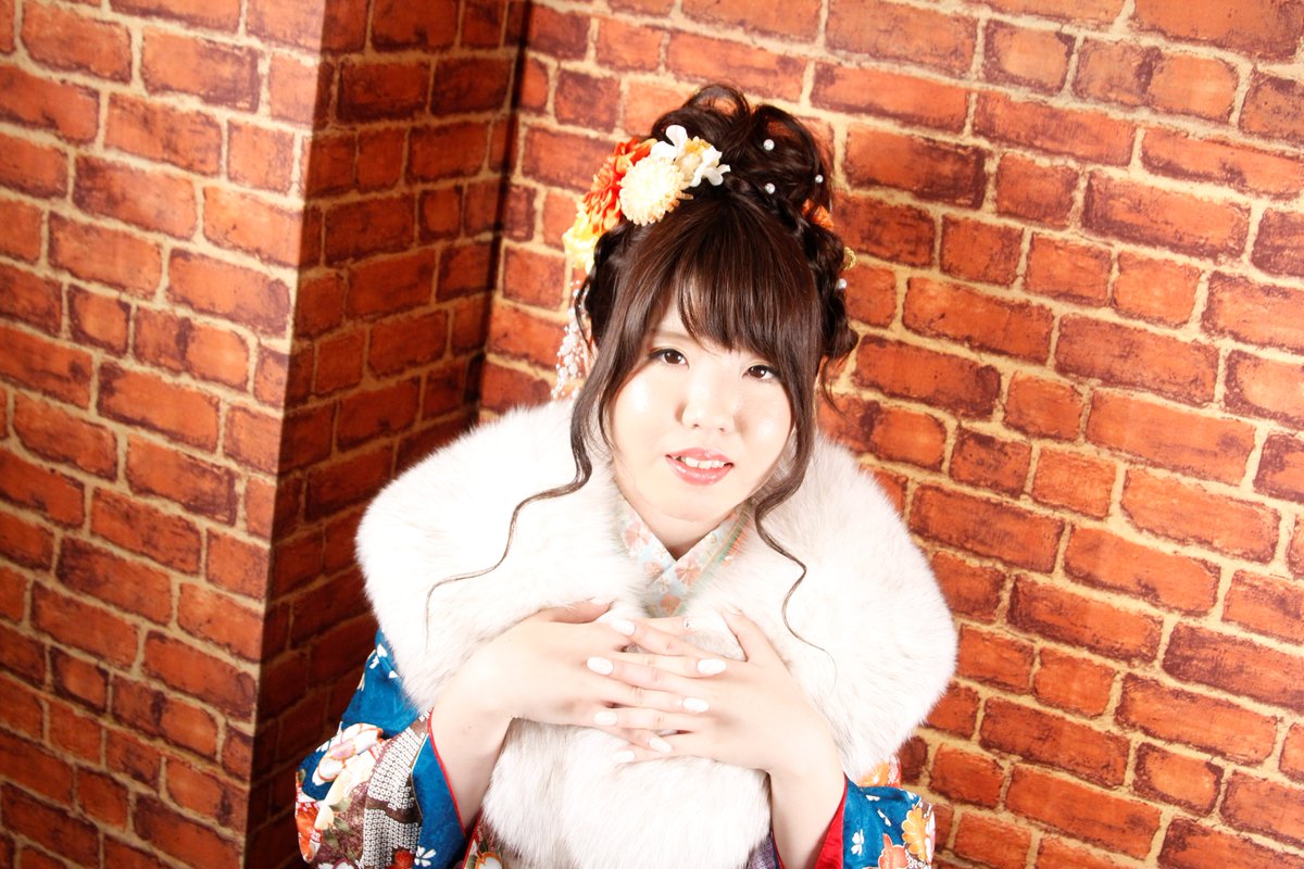 kouchi20mode's tweet photo. 本日前撮りのあったお嬢様です☺❤❤
髪型もネイルもお似合いでとっても可愛かったです(*^_^*)❤
ネイルが写るショットもございますのでお着物に合わせて楽しめますよ♩
＃ふりそでＭＯＤＥ　＃成人式　＃前撮り https://t.co/daNMXjdDuo