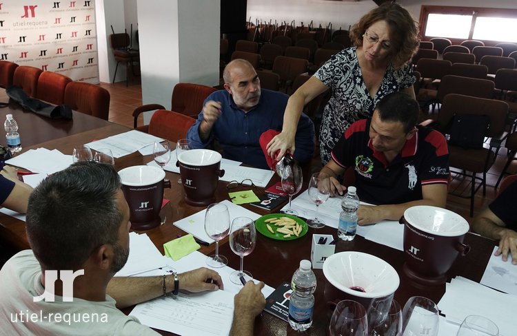 DOUtielRequena's tweet photo. Gracias a #ASVASU @asvasuvalencia  por visitarnos ayer #Cata a ciegas de 78 #VinosUtielRequena https://t.co/vQwJYNSgs4