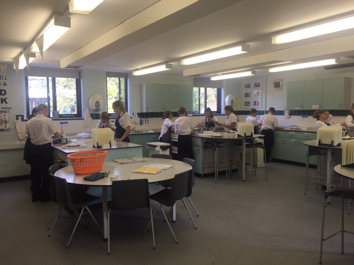 FalliFoodTech's tweet image. Year 7 first practical lesson, making Flapjacks