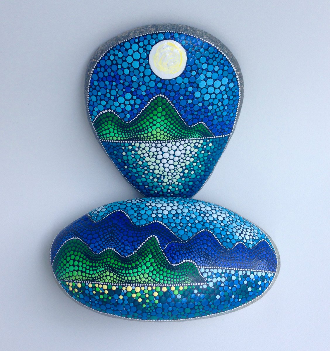 DIY_and_cherish's tweet photo. #sunset #sea #sky #dotart #dotilism #paintedstones #paintedrock #createandcherish https://t.co/nC2Gj4W3Ip