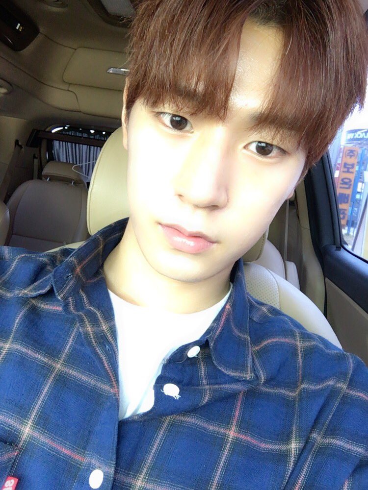KNKOfficial220's tweet photo. [승준] 비 많이 오니깐 집 조심히 내려가구 즐겁구 행복한 연휴 보내요 맛난거 많이 먹구요 약과 송편 많이 먹어요! 😍😍😍😍😍
#크나큰 #승준 https://t.co/q4glvaGkdY