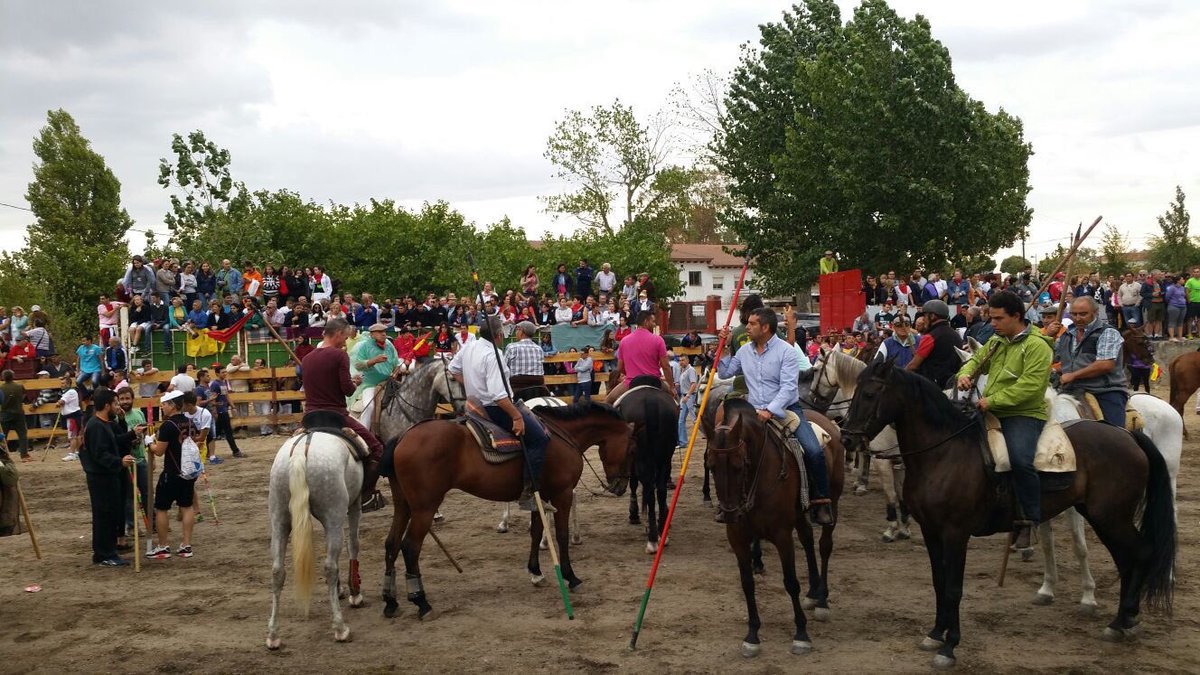 Se prohíbe llevar lanzas este año... pero como la ley estaba escrita y #Tordesillas no sabe leer, las llevan! 😑😐
