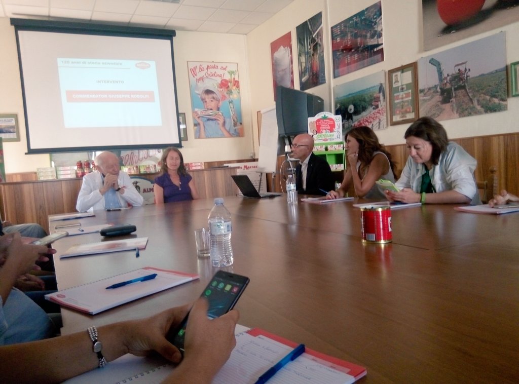 silvia_lonardo's tweet photo. Ascoltiamo la storia dell'azienda direttamente dal commendator Giuseppe Rodolfi. #ortolina #rodolfi https://t.co/Op8MMA61ML