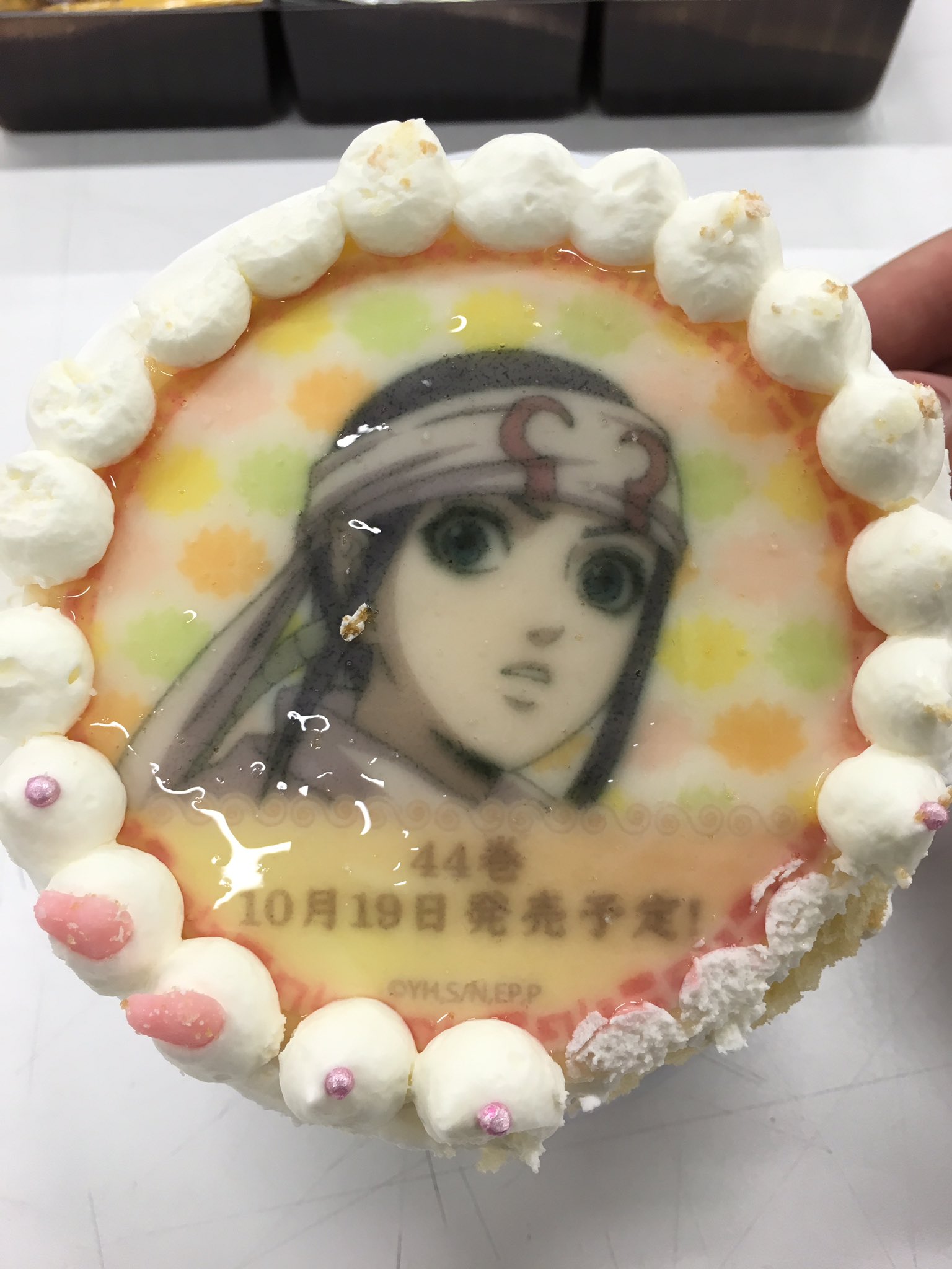 تويتر キングダム公式アカウント على تويتر 皆様こんばんは 来月19日はキングダム44巻が発売されます 予定 まだ早いですがデコケーキにてお知らせです クリームが欠けているのは味見したからです キングダム T Co Rctekivgha