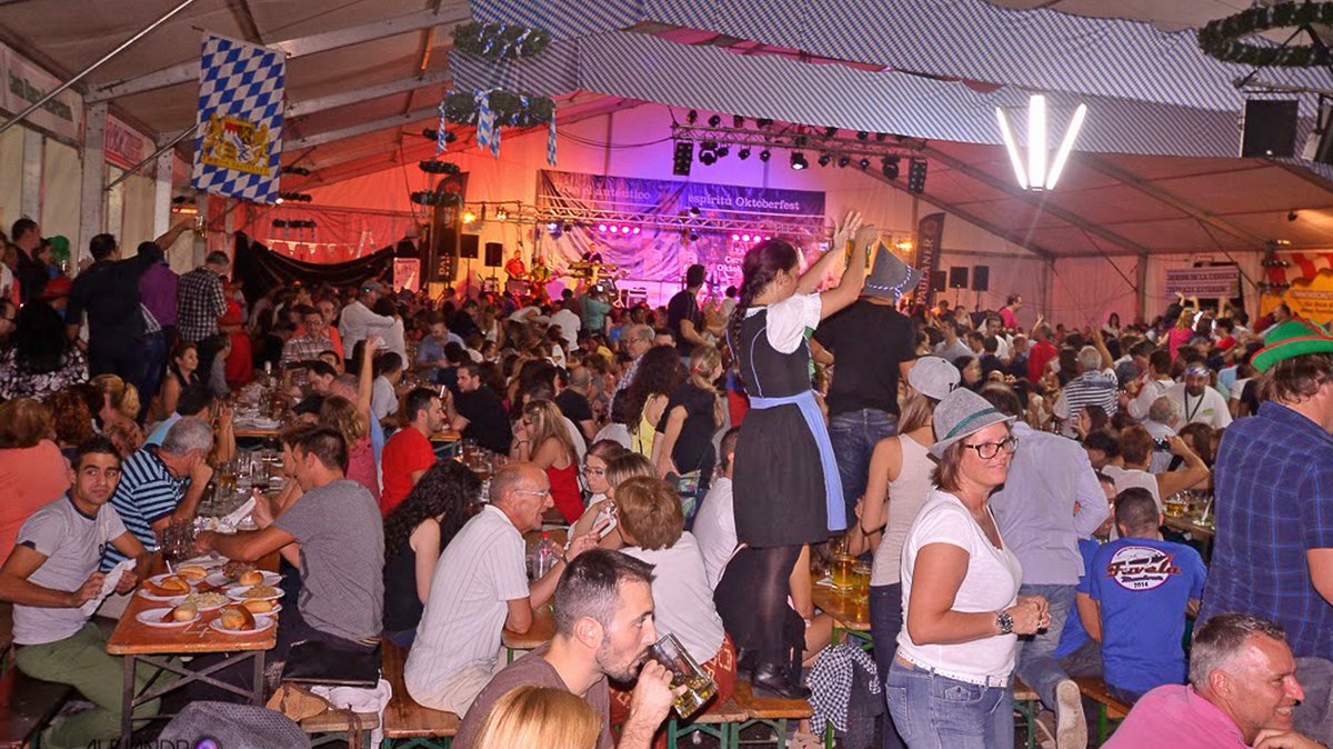 microfiesta's tweet image. Autobús + mesa en el recinto SÓLO 10€ por persona Reserva plaza ow.ly/d7gT3047GOJ 🚌🚌 #OktoberfestCalpe