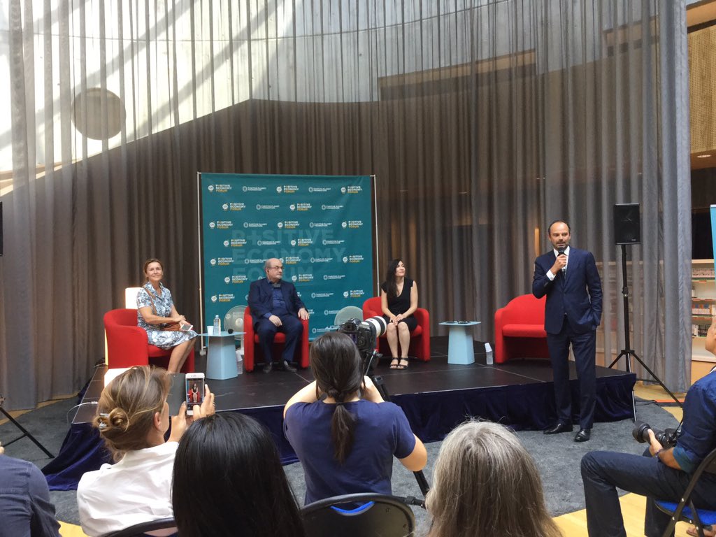 LH_LeHavre's tweet photo. C'est parti pour la grande master class entre étudiants du master création littéraire et @SalmanRushdie #lhforum2016 https://t.co/0gt9pAsf4k
