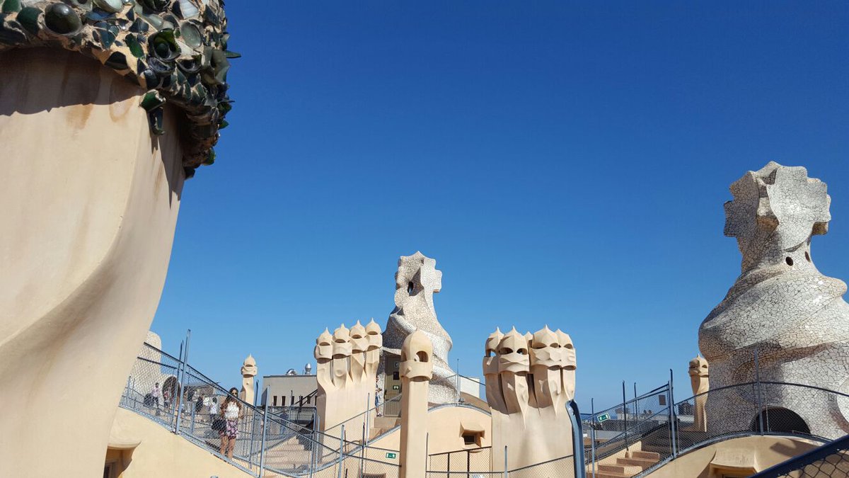 FedePriv's tweet photo. #Barcellona e il genio di #gaudí @andiamoviaggio @InformaViaggi @ilturista_info @ansa_viaggi @NonSoloTuristi https://t.co/Lllc1lKtjp